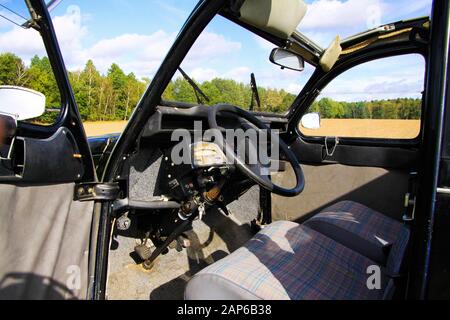 Viersen, Deutschland - 12. Oktober. 2019: Blick in den klassischen französischen Kultwagen 2CV auf Vordersitz, Armaturenbrett und Lenkrad Stockfoto