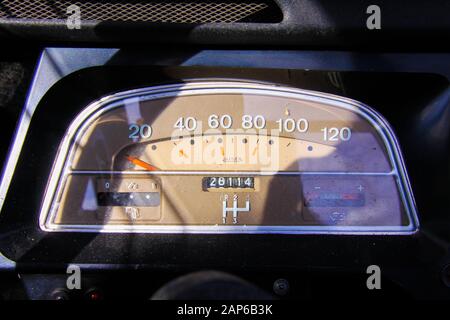 Viersen, Deutschland - 12. Oktober. 2019: Nahaufnahme des isolierten alten staubigen Tachometers im klassischen französischen Kultwagen 2CV Stockfoto