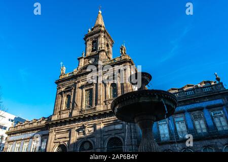 Porto Igreja da Santissima Trindade Kirche Atemberaubende Malerische Aussicht auf einen Tag des blauen Himmels im Winter Stockfoto