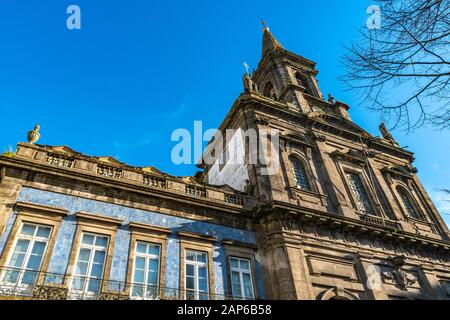 Porto Igreja da Santissima Trindade Kirche Atemberaubende Malerische Aussicht auf einen Tag des blauen Himmels im Winter Stockfoto