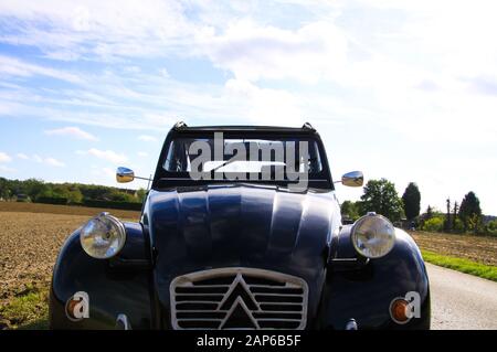 Viersen, Deutschland - 12. Oktober. 2019: Blick auf den schwarzen französischen Oldtimer-Kultwagen 2CV mit silberfarbenen Scheinwerfern und Kühlergrill im ländlichen Raum Stockfoto