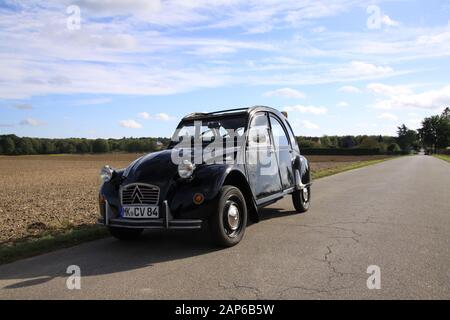 Viersen, Deutschland - 12. Oktober. 2019: Blick auf den schwarzen französischen Oldtimer-Kultwagen 2CV mit silberfarbenen Scheinwerfern und Kühlergrill im ländlichen Raum Stockfoto