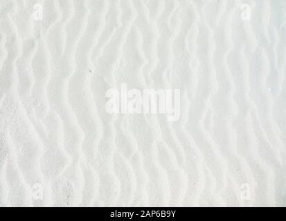 Wellen mit weißem Sandhintergrund Stockfoto