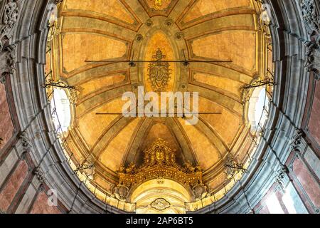 Porto Igreja dos Clerigos Kirche Atemberaubender Malerischer Blick auf das Innere der Decke Stockfoto