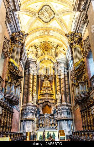 Porto Igreja dos Clerigos Kirche Atemberaubender Malerischer Blick auf das Innere Des Altars Stockfoto