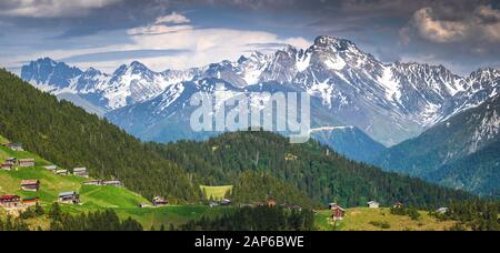 Panorama des Pokut Plateau mit schneebedeckten Kackar Bergen. Hochland im Nordosten der Türkei (Schwarzmeerregion). Stockfoto