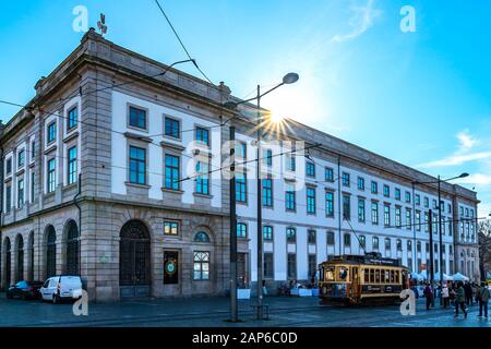 Porto Universidade University Building Atemberaubender Malerischer Blick mit Retro Tramway an einem Blue Sky Day im Winter Stockfoto