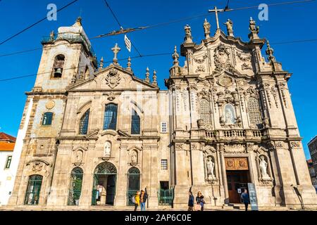 Porto Igreja das Carmelitas Carmo Kirche Atemberaubende Malerische Aussicht auf einen Tag am blauen Himmel im Winter Stockfoto