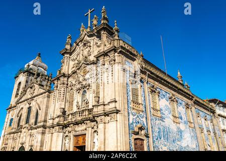 Porto Igreja das Carmelitas Carmo Kirche Atemberaubende Malerische Aussicht auf einen Tag am blauen Himmel im Winter Stockfoto