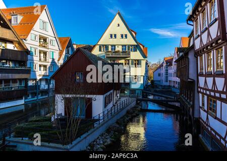 Deutschland, schwäbisches venedig, ursprünglich Fischer- und Tannenviertel in der ulmer Altstadt mit Rahmenhäusern neben dem Wasser der blau durchfließenden Fluss Stockfoto