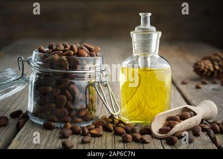 Pinienkerne und Pinienkerne, ätherische Ölflasche. Stockfoto