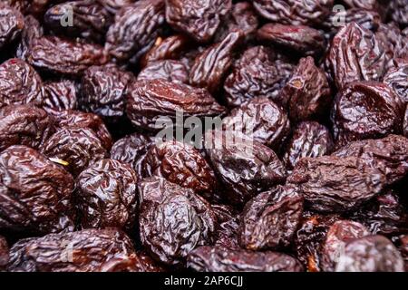 Vollformatsnaht von braun schwarz getrocknet glänzend frischen Datteln Obst - Provence, Frankreich Stockfoto