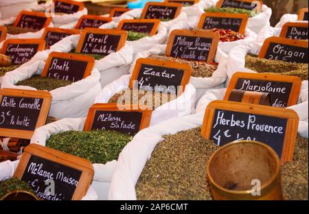 Auswahl an französischen Gewürzen (Herbes de Provence) in weißen Taschen. Der Name des Gewürzes ist auf kleinen Tafeln geschrieben. St. Tropez, Frankreich Stockfoto