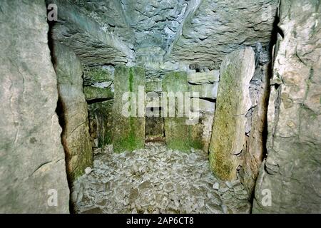 Carrowkeel Neolithische Nekropole. Bricklieve Hills, Co. Sligo, Irland. Innengraft Cairn G mit Aussparungen, Aufrechten und Dachplatten vom Eingang aus gesehen Stockfoto