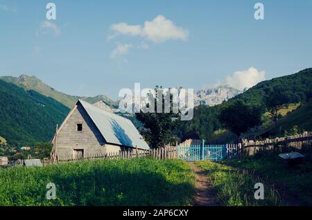 Albanische Scheune in Berg. Malerische Aussicht. Selektiver Fokus Stockfoto