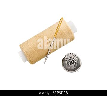 Nähfäden werden mit Nähnadel und auf weißem Hintergrund isoliertem Thimble gespült Stockfoto