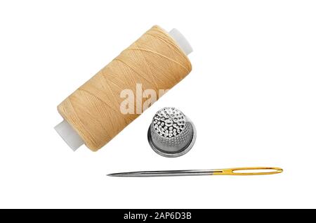 Nähfäden werden mit Nähnadel und auf weißem Hintergrund isoliertem Thimble gespült Stockfoto