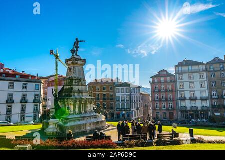 Porto Monument im Infante Dom Henrique Square Malerische Aussicht auf einen sonnigen blauen Sky-Tag im Winter Stockfoto