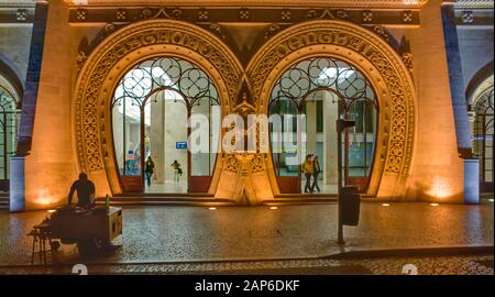 Eingang Zum Bahnhof Rossio. Ein Bahnhof aus dem 19. Jahrhundert Im Stil der Neo-Manueline in Lissabon, Portugal Stockfoto