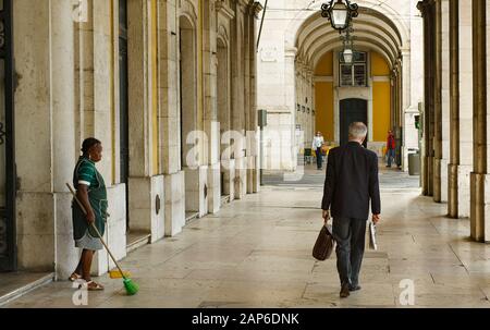 Arkaden und Torbogen von praca do Comercio. Schöner Flur und alte Laternen hängen in Lissabon, Portugal Stockfoto