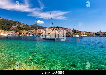 Blick auf erstaunliche Archipel mit Fischerbooten in der Stadt Hvar, Kroatien. Hafen der alten Adria Insel Hvar. Beliebte touristische Destination von Croati Stockfoto