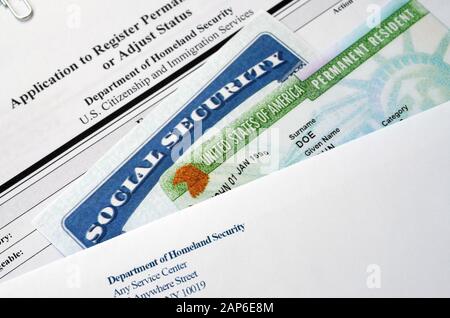 I-485-Antrag zur Registrierung des ständigen Wohnsitzes oder zur Anpassung des Statusformulars und der Green Card aus DV-Lotterie mit Sozialversicherungsnummer liegt bei USCIS env Stockfoto