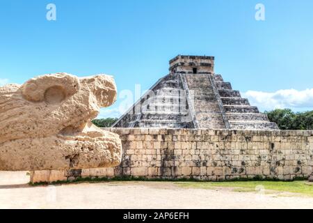 Alte Schlange Skulptur des Mesoamerika Ball Court an der archäologischen Ausgrabungsstätte von Chichén Itzá, ein Weltkulturerbe und einen neuen Sieben Weltwunder. Stockfoto