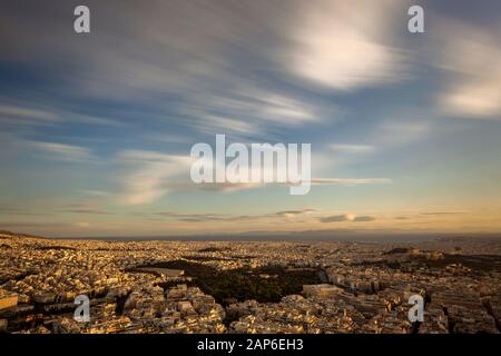Sonnenuntergang in Athen bei langer Belichtung. Stockfoto
