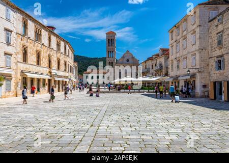 Hauptplatz in alten mittelalterlichen Stadt Hvar. Hvar ist eine der beliebtesten touristischen Destinationen in Kroatien im Sommer. Zentrale Pjaca Square in Hvar Stadt, Dalma Stockfoto