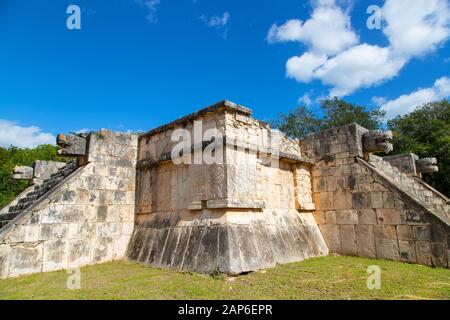 Komplizierte religiöse Skulpturen der alten Maya Kunst und Skulptur auf der Plattform der Venus gefunden Das war als Podium für Riten und Zeremonien verwendet. Die Stockfoto