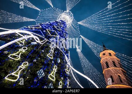 Weihnachtsbaum und Glockenturm der Kathedrale in Vilnius in den Jahren 2019/2020 Stockfoto