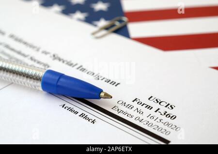 I-360 Petition für Amerasian, Witwer oder besondere einwandernde Blankoform liegt auf der Flagge der Vereinigten Staaten mit blauem Stift vom Heimatschutzministerium cl Stockfoto