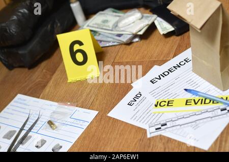 Evidence Chain of Custody Etiketten und braune Papiertüte mit Fingerabdrücken Bewerberkarte gegen große Heroinpakete und Geldscheine als evid Stockfoto