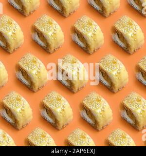 Tori Katsu Sushi Rollt Maki mit verarbeitetem Käse auf orangefarbenem Hintergrund aus nächster Nähe. Minimalistischer Draufsicht flaches Laienmuster mit japanischer Küche Stockfoto