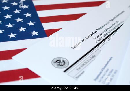 I-360-Petition für amerikanische, Witwer- oder Sonderzuwandererform liegt auf der Flagge der Vereinigten Staaten mit Umschlag vom Heimatschutzministerium cl Stockfoto