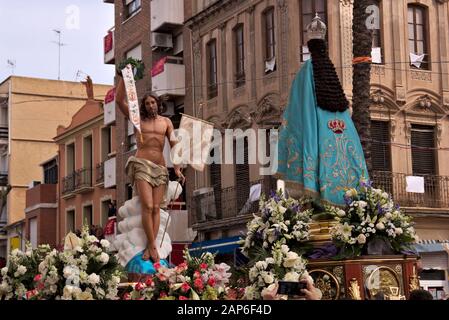 Das Treffen zwischen der Jungfrau Maria und Jesus wird am Sonntag am Morgen der Auferstehung auf dem Hauptplatz der Stadt gefeiert. Stockfoto