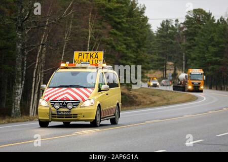 Mercedes-Benz Begleitfahrzeug führt außergewöhnliche Belastung transport Mann Auflieger Bohnet GmbH an der Autobahn 25 und Hafen von Hanko. Raasepori, FI. Jan 17, 20. Stockfoto