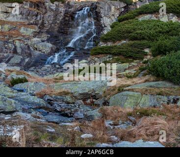 Vodopad Skok Wasserfall im Tal der Dolina Mlynicka in den Bergen von Vysoke Tatry in der Slowakei während eines schönen Herbstmorgens Stockfoto