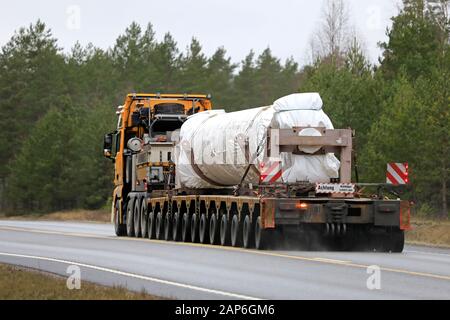 Gelb MAN TGX Bohnet GmbH semi multi Achs Tieflader Hols industrielle Ausrüstung wie übergroße laden. Raasepori, Finnland. Jan 17, 2020. Stockfoto