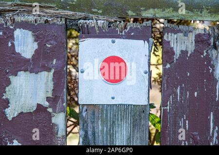 Wanderschild mit rotem Punkt auf weißem Hintergrund Stockfoto