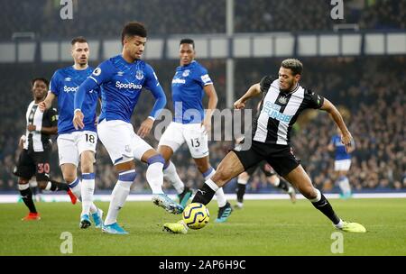 Everton ist Mason Holgate (links) und Newcastle United Joelinton Kampf um den Ball während der Premier League Spiel im Goodison Park, Liverpool. Stockfoto