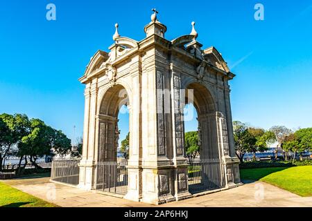 Porto Jardim Senhor Do Padrao Park Malerische Aussicht auf einen Pavillon mit Kreuz auf dem Dach an einem sonnigen blauen Himmelstag Stockfoto