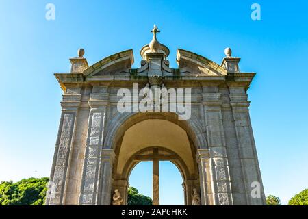 Porto Jardim Senhor Do Padrao Park Malerische Aussicht auf einen Pavillon mit Kreuz auf dem Dach an einem sonnigen blauen Himmelstag Stockfoto