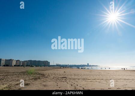 Porto Praia de Matosinhos Beach Malerische Aussicht mit Sonnenstrahlen an einem sonnigen blauen Himmelstag Stockfoto