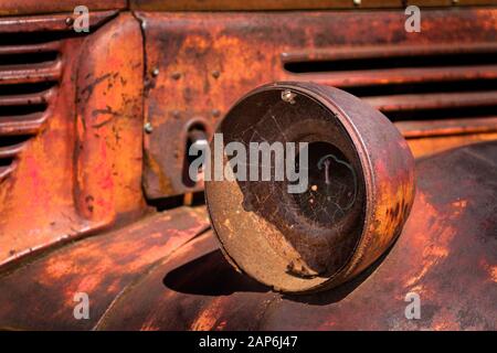 Nahaufnahme eines rostigen Scheinwerfers an einem alten Pickup-Truck Stockfoto