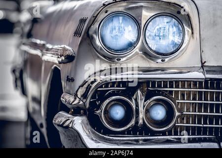 Klassisches kubanischer Wagen Mit blauen Scheinwerfern aus nächster Nähe Stockfoto