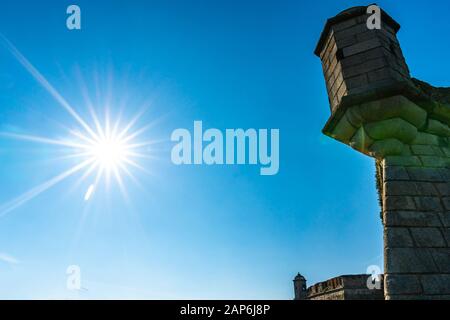 Porto Fort von Saint Francis Xavier Malerische Aussicht mit Wachtturm an einem sonnigen blauen Himmelstag Stockfoto