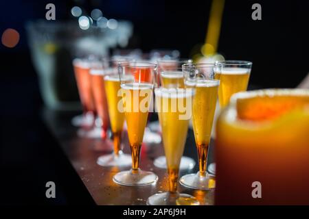 Eine Reihe farbenfroher Cocktails an der Bar Stockfoto