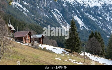 Blick auf das Lauterbrunnental, Schweiz, von hoch oben über dem Dorf Wengen in den Schweizer Alpen, an einem kalten knackigen Tag fotografiert. Stockfoto