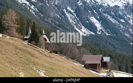 Blick auf das Lauterbrunnental, Schweiz, von hoch oben über dem Dorf Wengen in den Schweizer Alpen, an einem kalten knackigen Tag fotografiert. Stockfoto